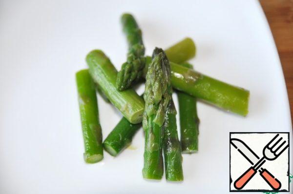 Take the asparagus, which I have frozen, and cut into "sticks" about 5 cm long.
Boil for a couple of minutes in boiling water. Asparagus should remain slightly crispy.