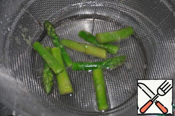Immediately flip it into a colander and pour cold water, then it will remain green.
Dry with a paper towel.
