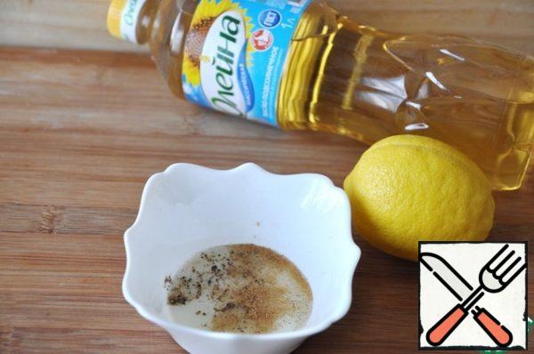 Prepare a fragrant dressing.
Take sunflower oil, add lemon juice, salt, red hot and ground black pepper, dry ginger, ground coriander and nutmeg.