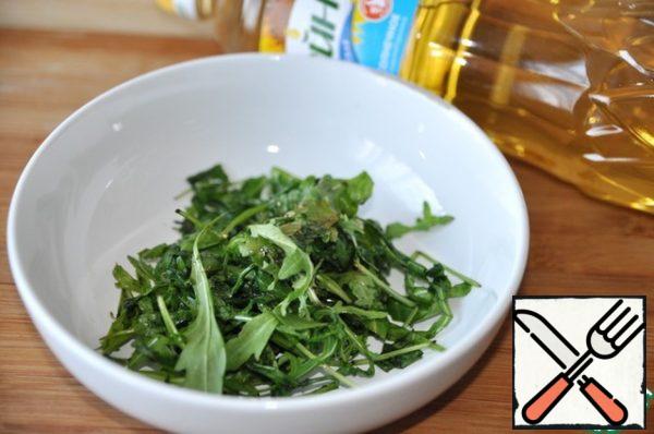 Take the arugula, wash it, dry it with a towel, pour half of the filling and mix.
