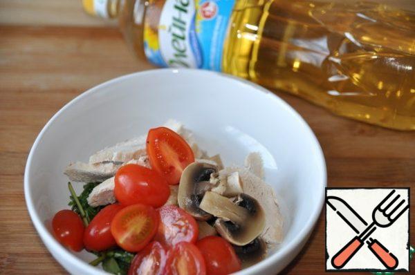 Add arugula, mushrooms and cherry tomatoes cut in half to the chicken.
Mix it.
