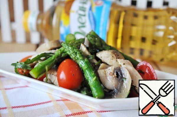 Take a serving plate, lay out the salad, put the "sticks" of asparagus on top.
Pour over the remaining dressing and serve.