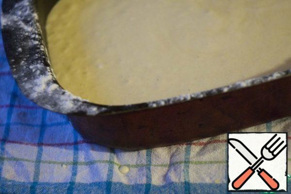 Pour the dough into a pan and bake in a preheated oven until 170C, about 30 minutes. Readiness check with a toothpick - from the center of the pie it should go dry. Cool the biscuit well (you can directly in the form).