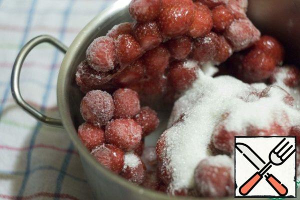 Frozen strawberries put in a saucepan, add sugar, vanilla and water. Cook for a few minutes after boiling. Remove from heat.