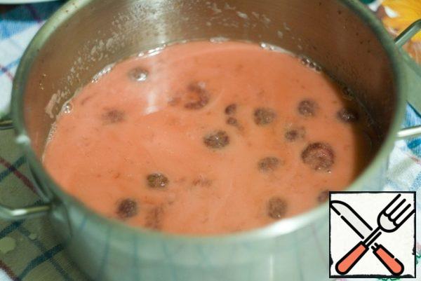 Now let's get on with the pudding. You should have half a liter of syrup left. If it is less, add water to the desired volume. Return the berry syrup to the fire. Dilute the starch with a small amount of water (half a cup) and pour into the syrup, stirring.
