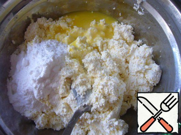 In the pureed cottage cheese through a sieve, add the icing sugar, flour, yolks of three eggs.