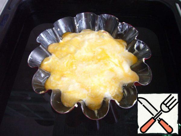 Prepare a water bath (I poured into a deep pan about a liter of water) and put there a form with curd mass, place the pan in the oven, heated to 180*C for 30 minutes.