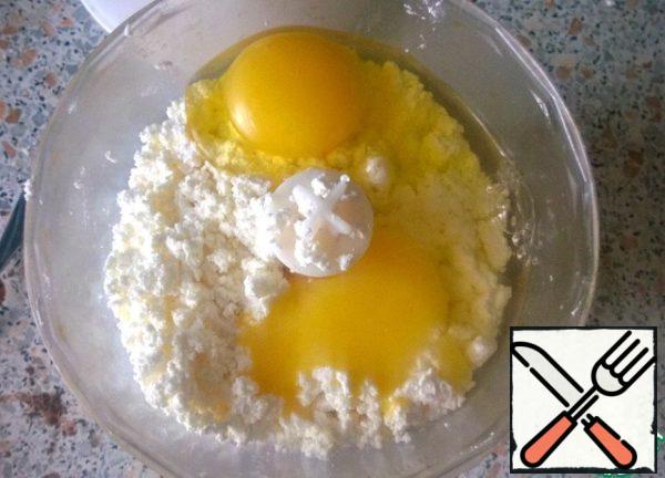 Curd mix with eggs using a blender.