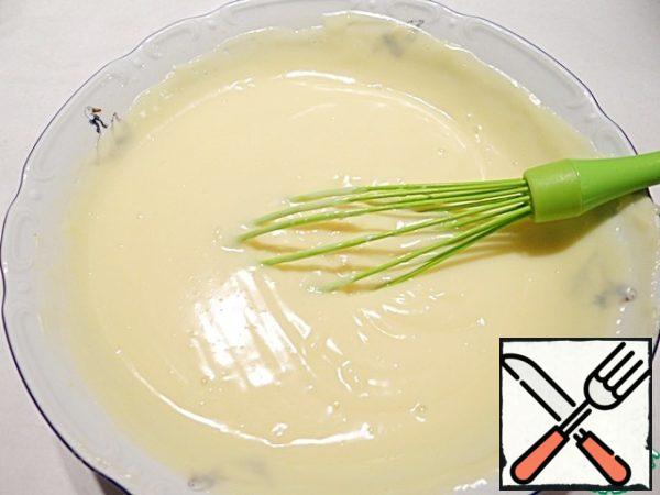 Add to the prepared mixture just boiled milk, mix well. In the microwave oven, heat the pudding at full power for about 1 minute in several steps, then mix with a whisk. I cover the pudding with plastic wrap and let it cool a little.