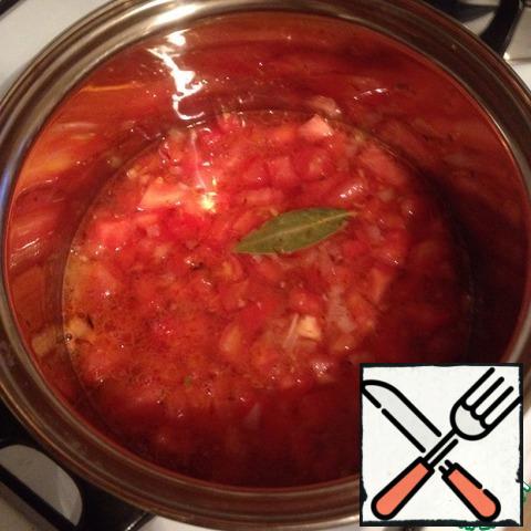 Peeled tomatoes cut into cubes and put in a saucepan. Add Bay leaf and saffron. Pour 2 cups of water, stir, bring to a boil. Add salt, pepper and cook, stirring, for about 25 minutes.
