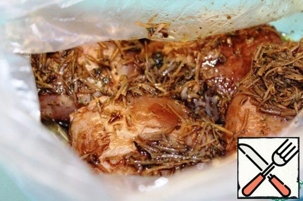 Put the turkey medallions in a plastic bag and pour over the marinade. Tie the package and shake well several times so that the marinade covers the meat. Refrigerate for an hour.
