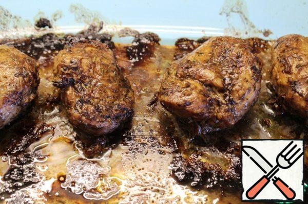 Bake in an oven preheated to 200 degrees for about 40 minutes. The time depends on the thickness of the pieces, the readiness can be checked with a fork.
