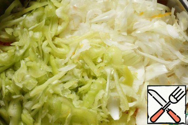 Cut onion and pepper into strips and add to the pan to the pumpkin with carrots.
Add the vegetable oil and put the pan on medium heat, stirring until the juice is released from the pumpkin.