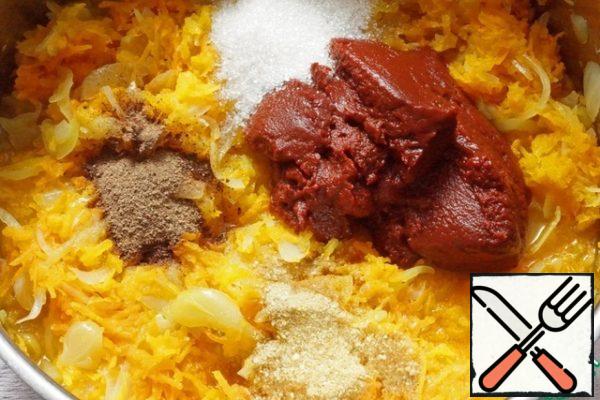 Then add tomato paste, salt, sugar, pepper. Cook everything together for 30 minutes at a low boil. After 20 minutes, add the garlic passed through the press.
Next, whisk the puree with a blender, return the pan to the fire, add the vinegar and, as soon as it boils, remove from the heat.