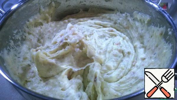 When the potatoes are cooked, drain the water, add the egg, spices, fried onions. With a mixer, bring to a puree state, adding cream.