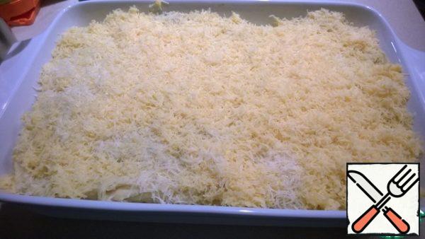 Sprinkle the remaining cheese on top and send it to the oven preheated to 180C.
