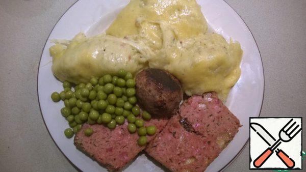 Arrange the mashed potatoes on plates, add the green peas. Of course, meat bread is perfect as a main course!
Enjoy your meal!