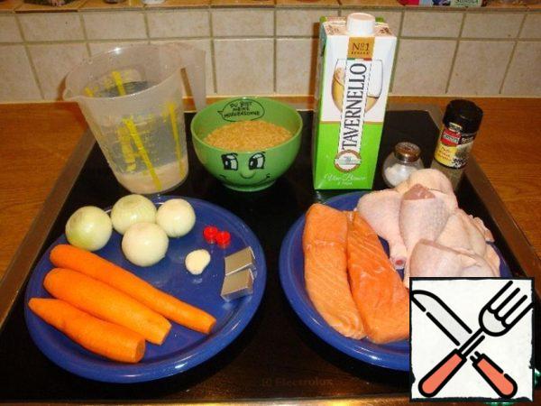 Be sure to prepare all the products before starting cooking. Cut the onion into half rings. Cut the carrots into strips. Pour the rice into a plate. Pour the wine into a glass. Pour water into a saucepan, but do not put it on the gas. We cook in a deep frying pan, like mine, or in a wok, who has it.
