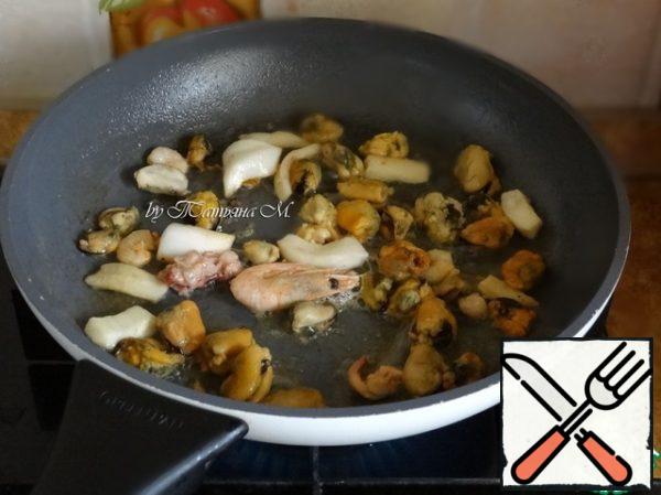 Fry the seafood in oil for 1-2 minutes;
