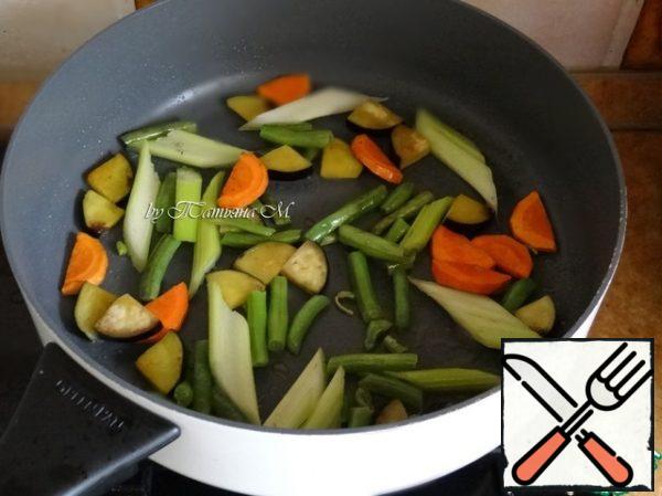Celery, eggplant and carrots cut into large pieces, fry in butter together with beans, peel (vegetables should remain crispy);
