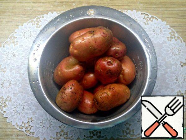 Wash and dry the potatoes thoroughly.
