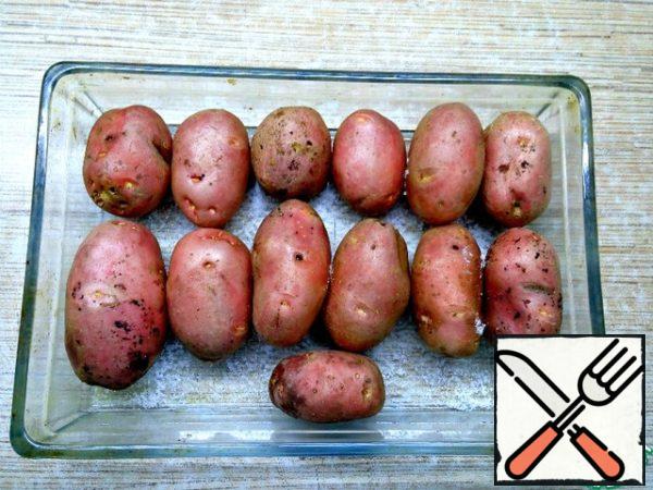 Add salt to the baking dish, put the potatoes on top.
Salt is needed in order to draw moisture out of potatoes.
Cut the butter into small cubes and put it in the freezer.
Put the potatoes to bake in the oven for 2 hours at t 200 * C.
