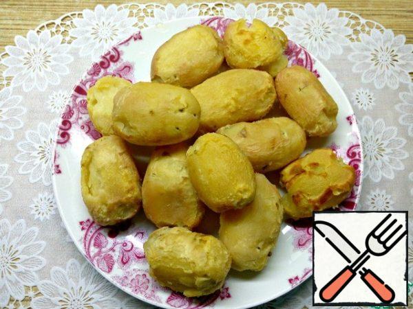 As soon as the potatoes are ready, cool and peel.
