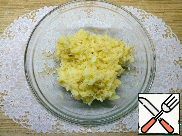 Baked potatoes should be wiped through a sieve.
It will take time and effort.
I have a sieve is very bad, crushed in the process at different angles, so half of the potatoes I rubbed on a small grater.
Do not repeat my mistake, as the puree will turn out with small pieces.