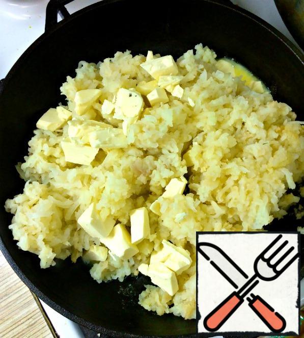 Next, get the ice oil.
Put the potato mass on the pan, put on a slow fire and begin to thoroughly mix the ice oil in small portions into the potatoes.
As soon as the oil is stirred, remove the pan from the heat, add the yolks, mix them thoroughly as the oil, sprinkle with pepper and nutmeg.