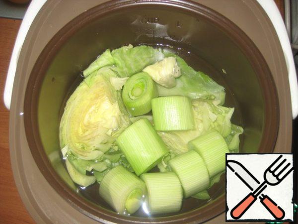 Synchronously with the preparation of potatoes, boil the cabbage and onion in salted water.
In the slow cooker mode , the soup is stewed for 40 minutes .