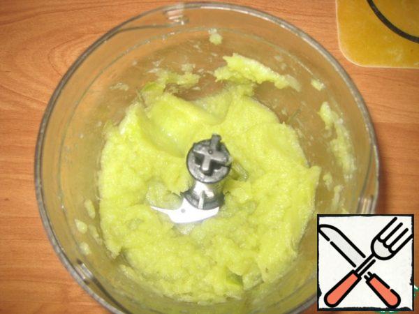 Dry the finished cabbage with onions and grind in a blender until smooth.
