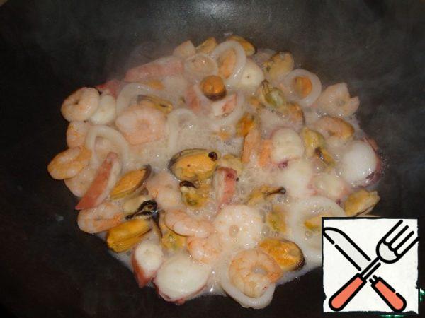 Fry seafood or fish for a few minutes in a very hot frying pan in a small amount of oil. After that, wash the pan or wipe it with a napkin.
