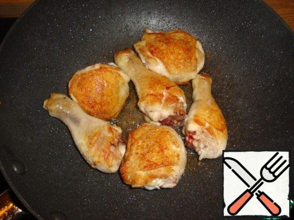 Pour a little more oil, fry the chicken. Cook over high heat, stirring frequently. Fry for 10-15 minutes, depending on the selected part. At the end, add a clove of garlic and season with salt and pepper. Transfer to a plate. Meanwhile, pour in warm water, add it to the broth cubes.
