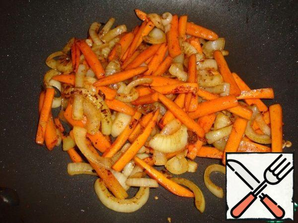 Still on high heat, in a small amount of oil, fry the onion and carrot, stirring constantly. Be sure to be on high heat, otherwise your vegetables will turn into porridge!! At the end, add the second half of garlic, salt, pepper. Your vegetables should look like in the picture