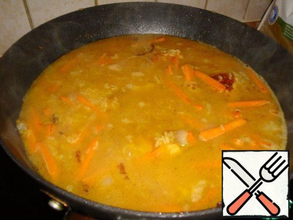 Pour the broth over the rice and vegetables and reduce the heat. Add saffron and chicken, mix, add a little salt as needed, pepper, cover with a lid. I love this stove as much as I do, I put it on 3-3.5. Who has gas, then make a small fire. Simmer under the lid for 20 minutes, stirring 1-2 times, very carefully.
