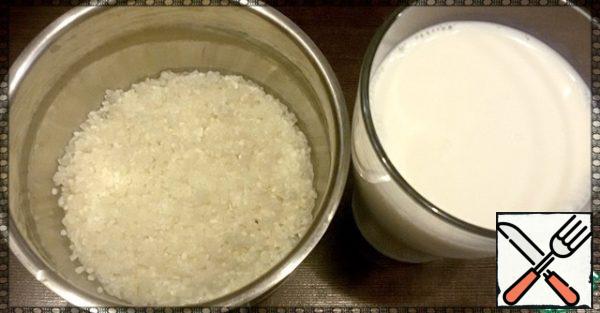 Rice wash, pour milk, add vanilla, bring to a boil and cook on a slow fire until tender. Approximately 40-50 minutes.