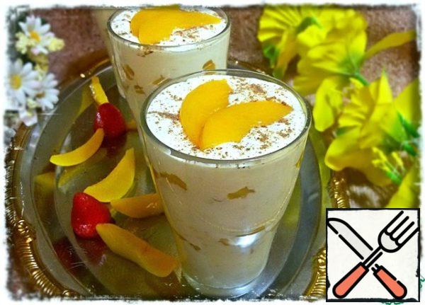Air, delicate rice mass spread in the cream (glasses), alternating with peaches on your own.
It is proposed to serve this pudding in a warm form, but I did not like it. So I suggest you put in the refrigerator for 30 minutes and then serve.