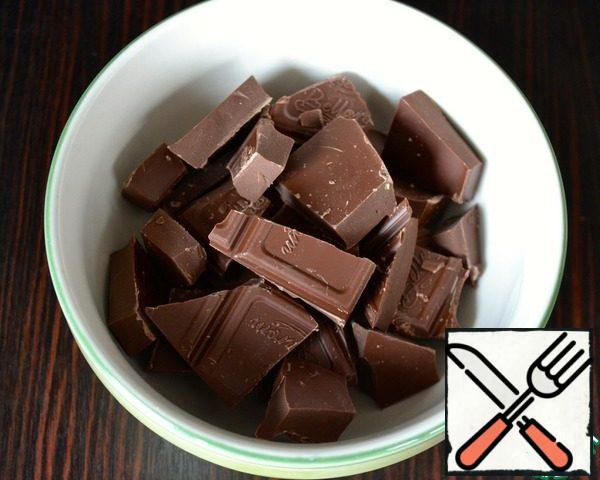 First of all, break the chocolate into small pieces. In a saucepan put to boil the milk.