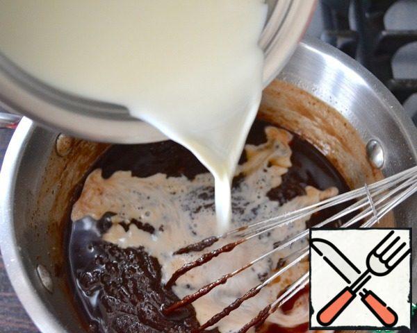 When the mixture acquires a smooth consistency, with no lumps, add gradually the hot milk.