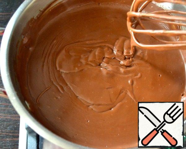 As soon as the cream starts to boil, hold on the fire for 4-5 minutes, stirring constantly. It will acquire a thick, silky texture.