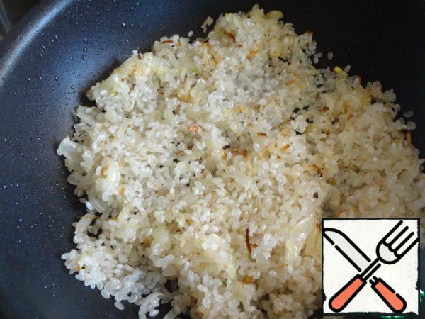 Heat olive oil in a frying pan, add butter to it. Put the onion first, fry a little (not like mine, distracted a little) and add the washed rice to it. Fry for 2-3 minutes until the rice becomes transparent.
