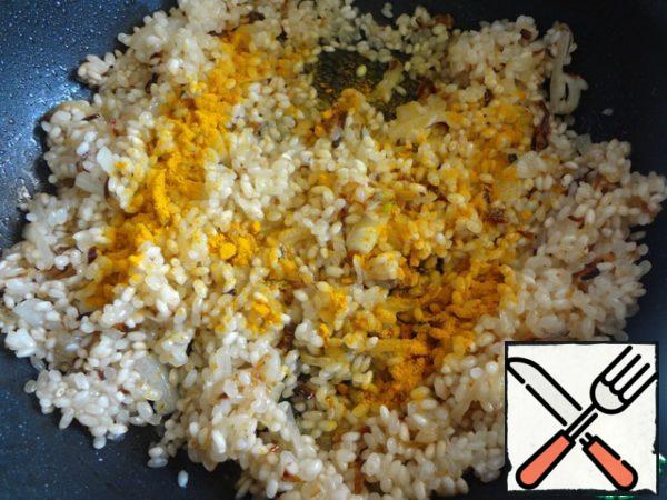 Add a pinch of saffron to the rice.
