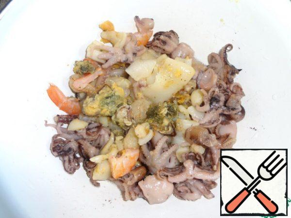 Defrost the sea cocktail with which it is frozen. Or quickly wash, clean, free the mussels from the scales and rinse.
