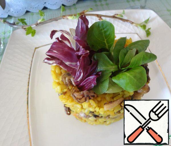 After that, you can submit a request.
I spread the risotto on a plate through a ring and decorate with radicchio (or radicchio) salads and corn.
You can already be invited to the table. Do not forget to decorate the dining table with the attributes of the coming spring. I have fresh Chinese garlic and a sprig of fragrant black currant. And, of course, I hope that you have a traditional glass of red or white wine.