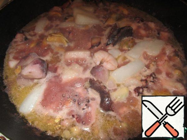 Heat the frozen seafood cocktail in a frying pan and simmer for 5 minutes. Add the oil and fry lightly.
