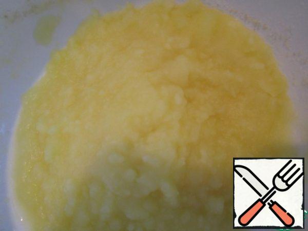Potatoes are cooked, drain the broth;
mash the potatoes in mashed potatoes, adding a little potato broth to the desired consistency (do not forget that we will add cream)