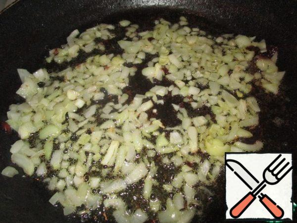 Finely chop the onion, fry until golden brown.
