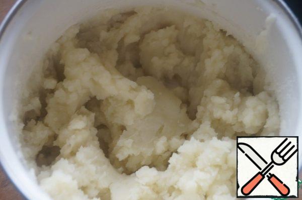 Boil the peeled potatoes until tender in salted water. To turn into a puree, we need a tender puree, so it's best to break it up with a blender. Add butter and milk to the hot puree, mix well.

