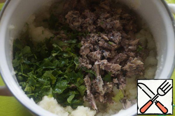 Finely chop the parsley, mash the tuna with a fork and add to the mashed potatoes. Try it, if you need salt, season with freshly ground pepper.
