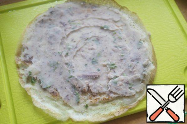 Take a pancake and smear it with a thin layer of the resulting filling.
